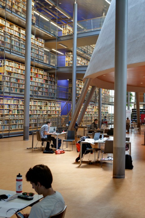 Delft, NL: TU Zentralbibliothek innen, Erdgeschoss (Mecanoo-Architekten 1998)